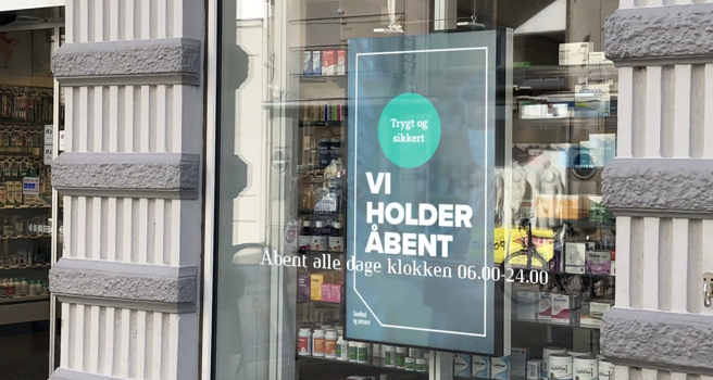 Apotekeren A.m.b.a. vinduesskilte